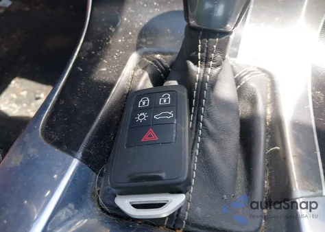 2015 Volvo V60 T6 R-Design z USA, uszkodzony, nr VIN YV1902SP7F1221377